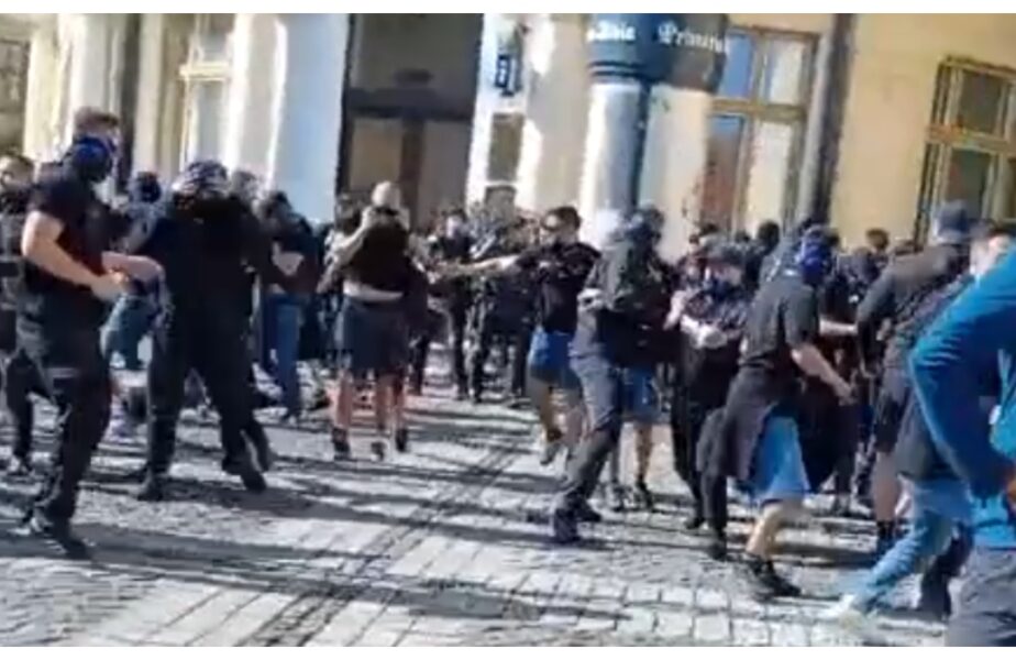 Incidente înainte de Poli Timişoara – Steaua. Jandarmii au intervenit în forţă