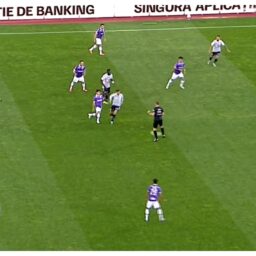 Faza cum rar se vede: gol anulat în U Cluj – FC Argeş după ce arbitrul a atins mingea!