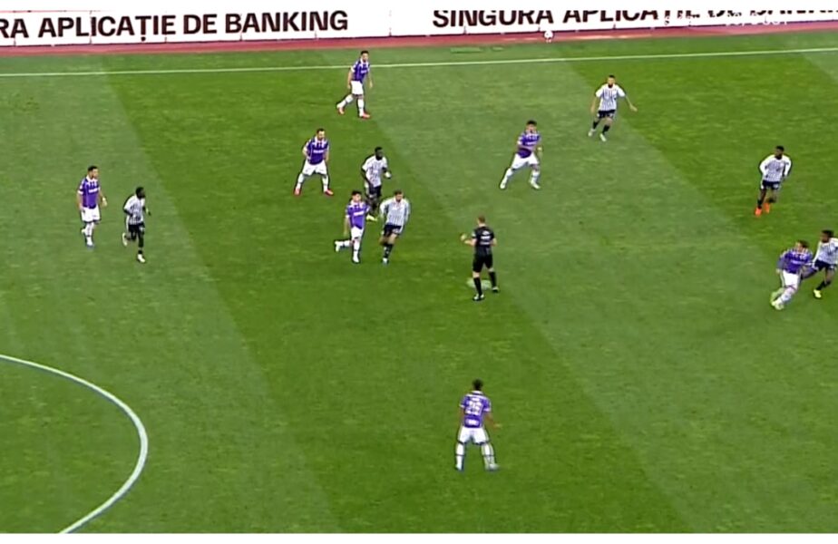 Faza cum rar se vede: gol anulat în U Cluj – FC Argeş după ce arbitrul a atins mingea!