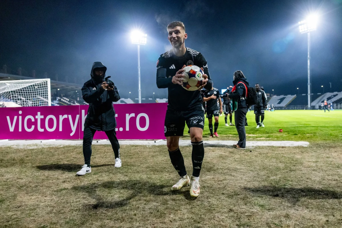 `Jovo Lukic se bucura alaturi de galerie dupa victoria obtinuta in meciul dintre Corvinul Hunedoara si FC Universitatea Cluj / SPORT PICTURES