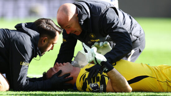 Emiliano Martinez, operat de urgență după ciocnirea violentă din meciul cu Everton! Primul mesaj al portarului