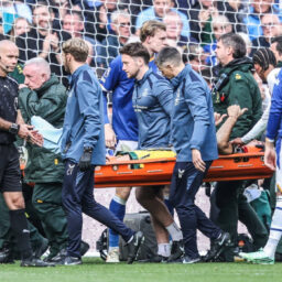 Panică în Everton – Chelsea! Emiliano Martinez, transportat la spital după o ciocnire violentă cu un adversar