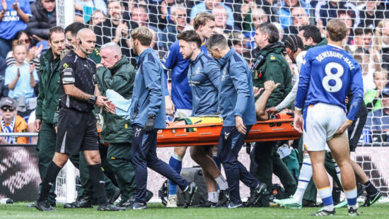 Panică în Everton – Chelsea! Emiliano Martinez, transportat la spital după o ciocnire violentă cu un adversar