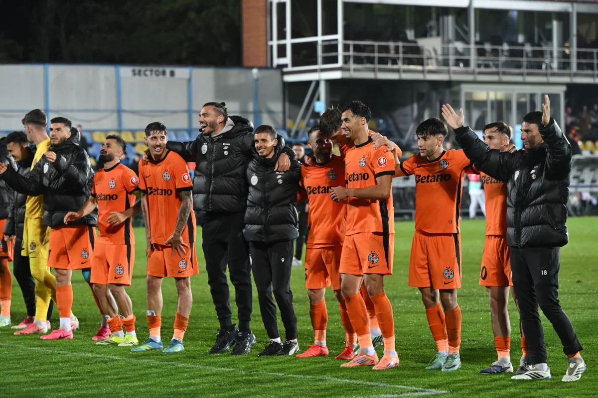 Fotbalistii ros-albastrii Stefan Tarnovanu, Mihai Popescu, Valentin Cretu, David Raul Miculescu, Karlo Muhar, Juri Cisotti, Ofri Arad, Andre Lourenco Duarte, Ricardo Alexandru Padurariu, Dennis Dorin Politic, Eddy Stelh Gnahoré Vhakka si Risto Radunovic saluta galeria dupa meciul de fotbal dintre FC Voluntari si FCSB / SPORT PICTURES