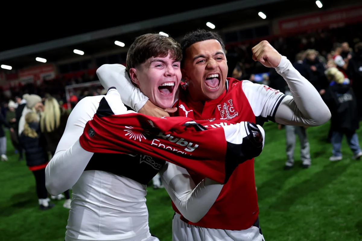 Conor Haughey (stânga) a transformat penalty-ul decisiv în duelul cu Arsenal / Getty Images