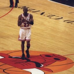 Record: cu câte milioane de dolari s-a vândut un maiou purtat de Michael Jordan