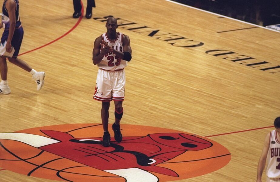 Record: cu câte milioane de dolari s-a vândut un maiou purtat de Michael Jordan