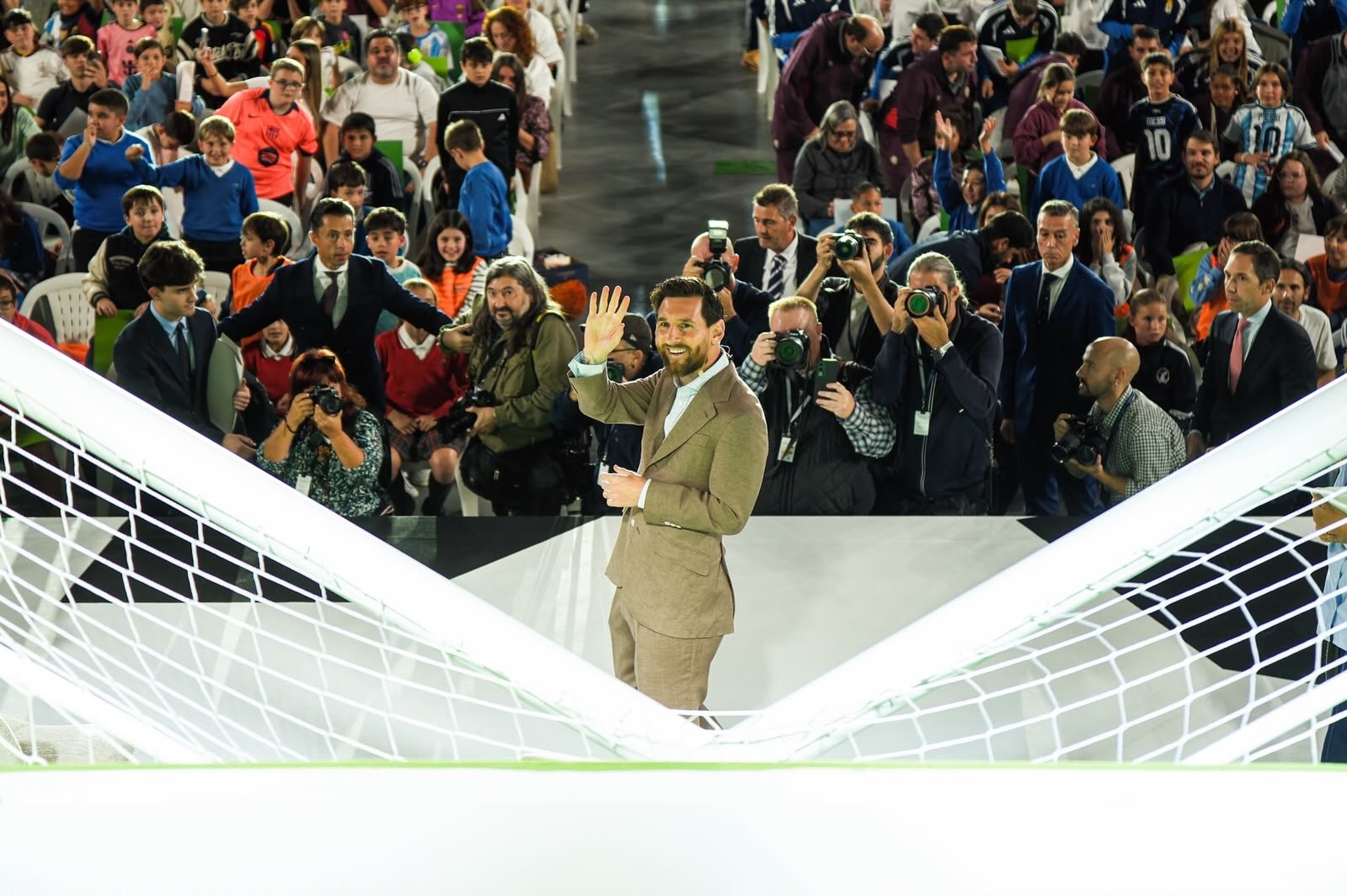 Reacţia lui Lionel Messi după ce a primit Premiul Prinţesei de Asturia pentru Sport! Imaginile postate de star pe reţele