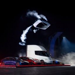 Mașina zburătoare a lui Musk poate intra direct în Formula 1! Cum se compară Roadster cu un bolid condus de Verstappen