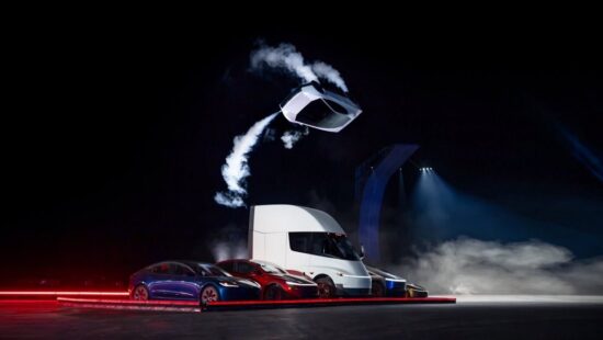 Mașina zburătoare a lui Musk poate intra direct în Formula 1! Cum se compară Roadster cu un bolid condus de Verstappen