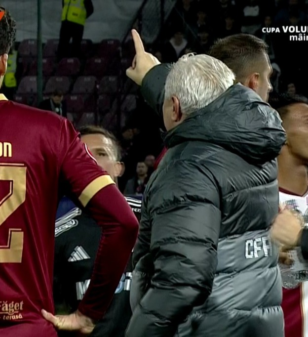 Marius Șumudică arătând spre suporterii lui ”U”