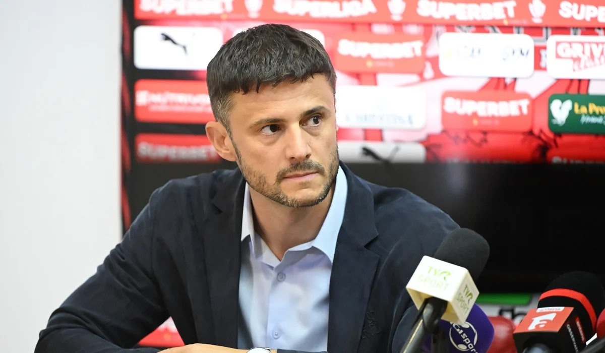 Andrei Nicolescu, în timpul unei conferinţe de presă