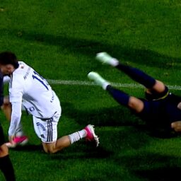 Decizie scandaloasă în Liga 1! L-a lovit pe Paul Papp chiar în faţa arbitrului de rezervă şi nu a primit nici galben!