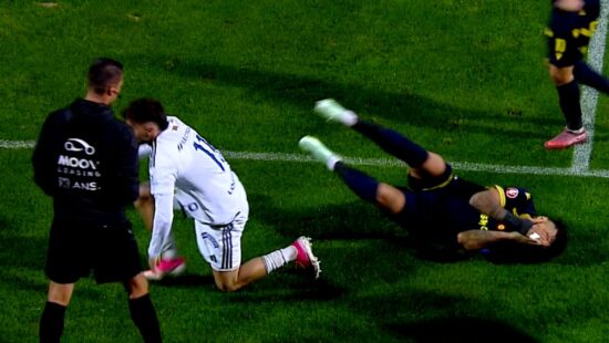 Decizie scandaloasă în Liga 1! L-a lovit pe Paul Papp chiar în faţa arbitrului de rezervă şi nu a primit nici galben!