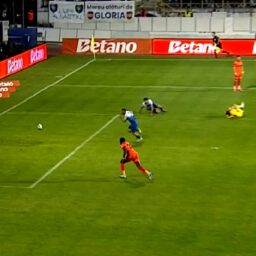 Gafă uriaşă în Gloria Bistriţa – FCSB! Laurenţiu Reghecampf a rămas „mască”, după eroarea din apărarea roş-albaştrilor