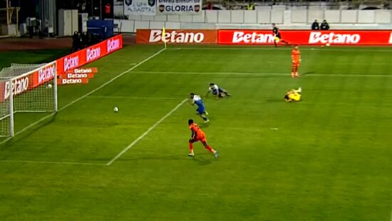 Gafă uriaşă în Gloria Bistriţa – FCSB! Laurenţiu Reghecampf a rămas „mască”, după eroarea din apărarea roş-albaştrilor