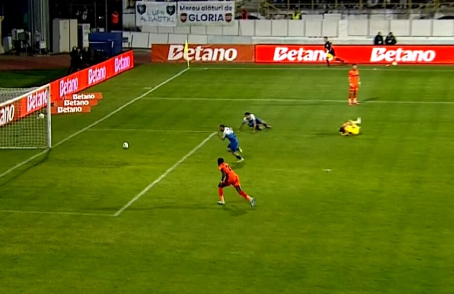 Gafă uriaşă în Gloria Bistriţa – FCSB! Laurenţiu Reghecampf a rămas „mască”, după eroarea din apărarea roş-albaştrilor
