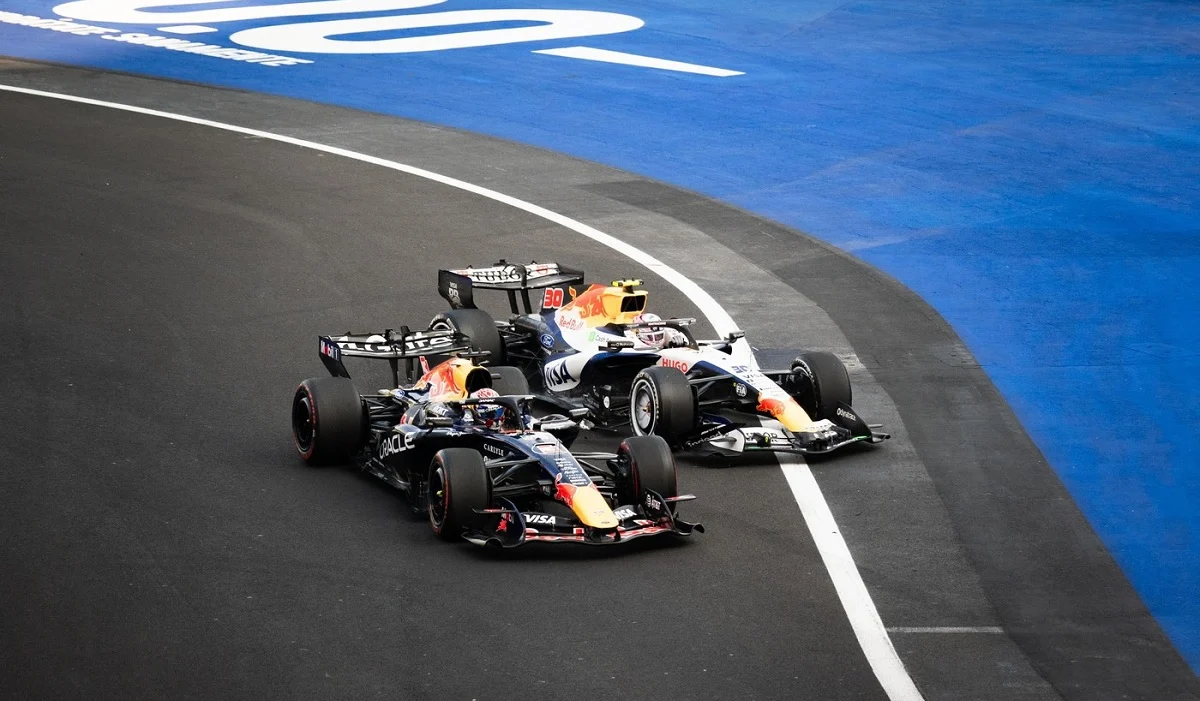 Max Verstappen şi Liam Lawson, în timpul antrenamentului 2 din Mexic