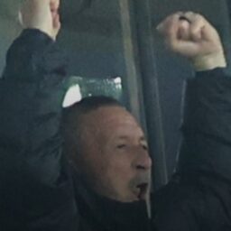Mihai Stoica i-a făcut cadou geaca unui fan al FCSB, dar a uitat că avea în bununar 1.500 de euro. Ce s-a întâmplat după