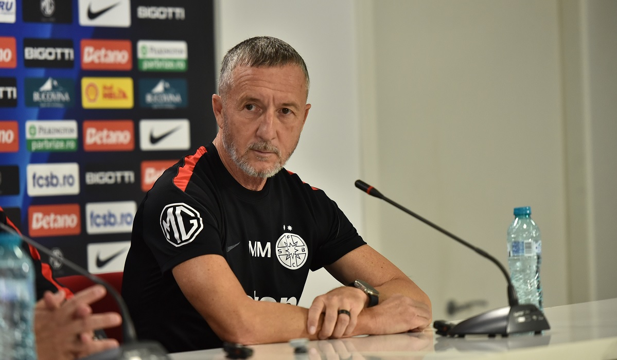 Mihai Stoica, în timpul unei conferinţe de presă