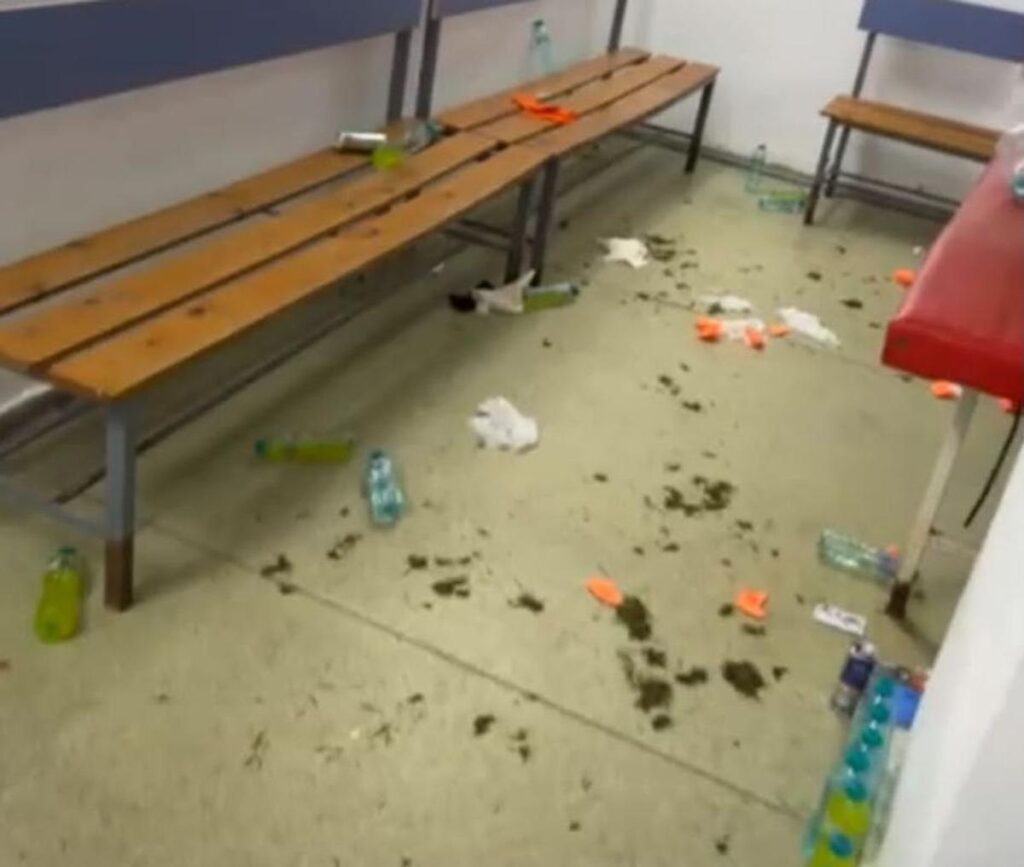 Dezastrul lăsat de jucătorii FCSB în vestiarul de la Bistrița: „Mulțumim!”