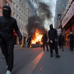 Mesajul primit de Barcelona din partea poliţiei franceze, în plin haos la Paris. Ce se întâmplă înaintea meciului cu PSG