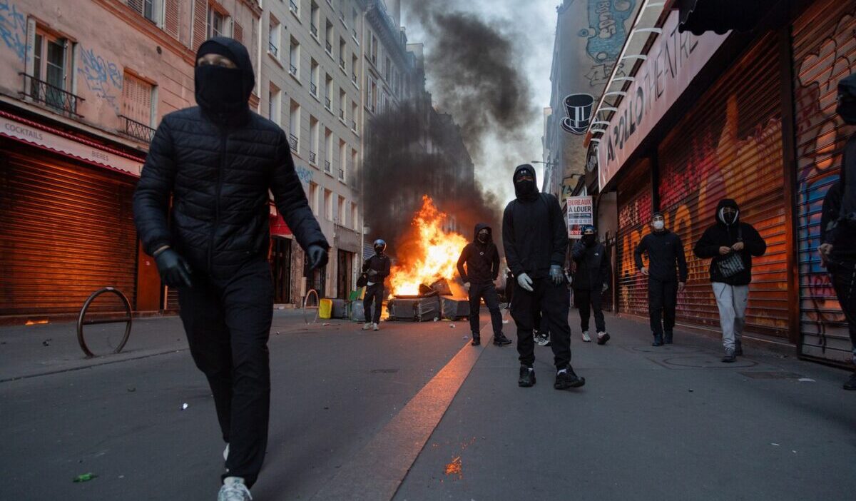 Proteste violente la Paris