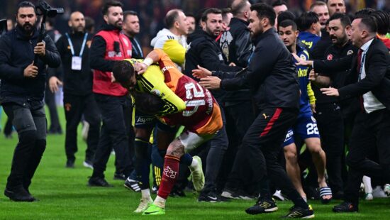 Bătaie în toată regula între jucători după Galatasaray – Fenerbahce! Scene incredibile din Turcia