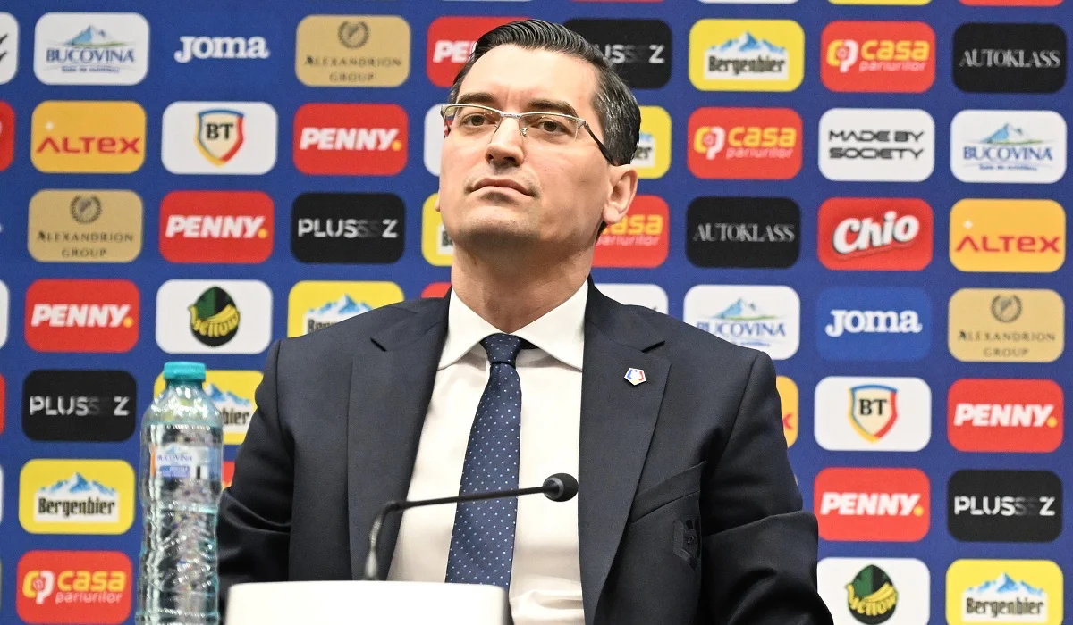 Răzvan Burleanu, în timpul unei conferinţe de presă